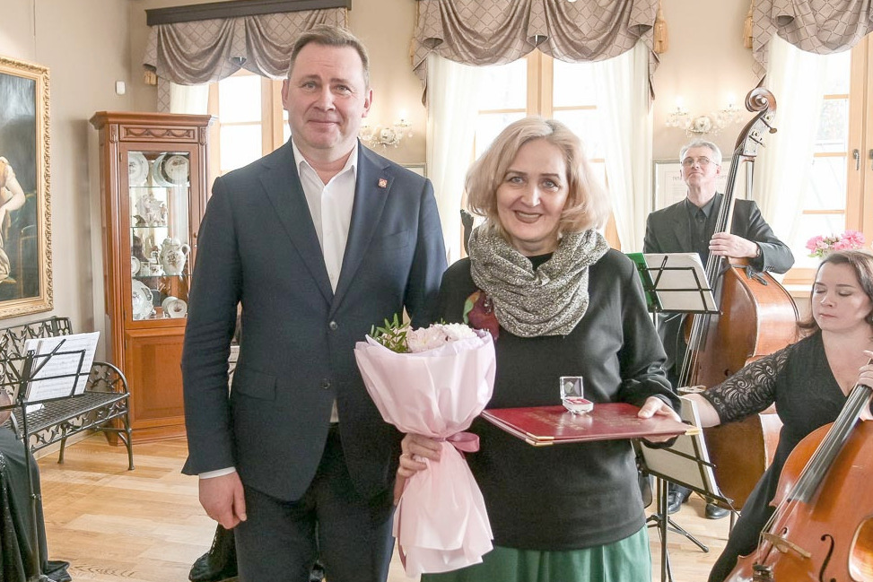 Наша Елена – прекрасная: заведующей художественного цеха вручили грамоту Губернатора Свердловской области
